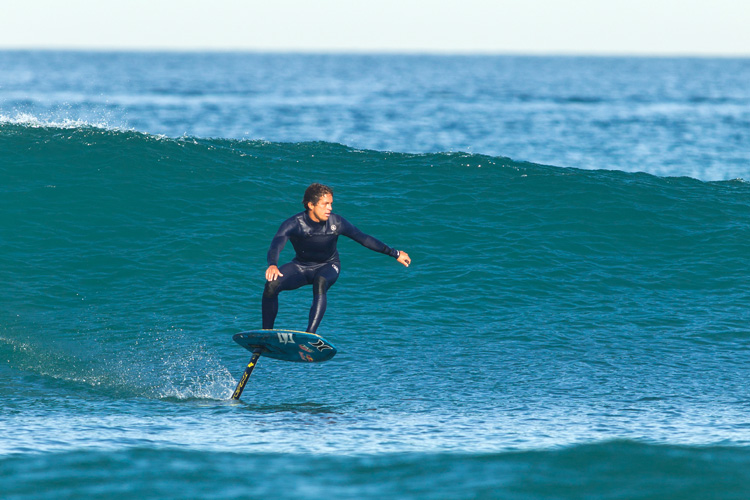 Foil surfing: surfear olas sobre el agua | Foto: Basterretxea/Red Bull