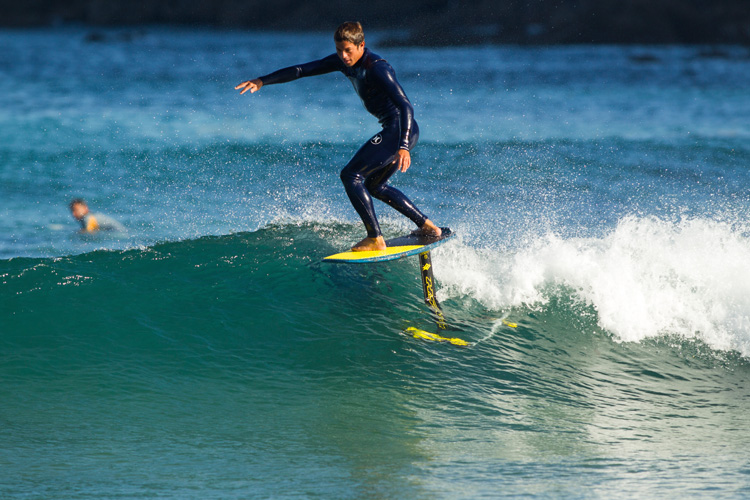 Foil surf : trouvez votre équilibre et vivez une autre façon de surfer sur les vagues |  Photo: Red Bull